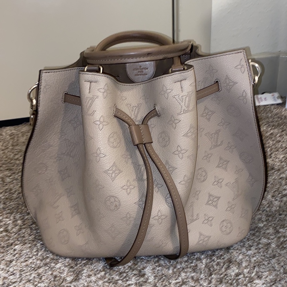 Louis Vuitton beige barrel bag